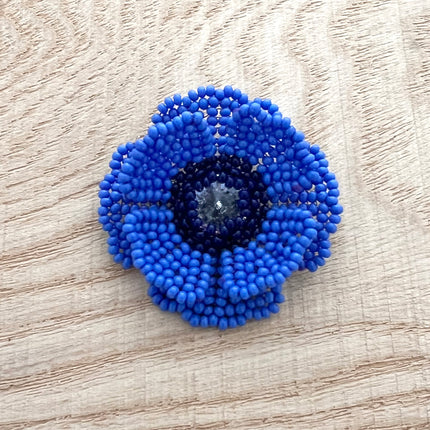 The exxample of the beaded blue poppy flower from our blue poppy beading kit