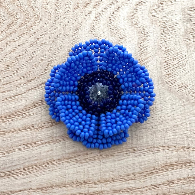 The exxample of the beaded blue poppy flower from our blue poppy beading kit