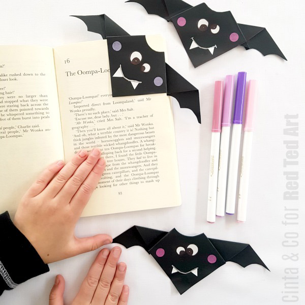 Simple Bat Bookmark Corner for kids. Learn how to make this origami bat and turn it into a fabulous bookmark #origami #bats #bookmarks 